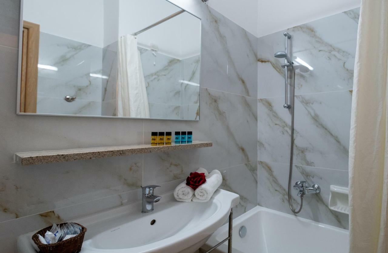 Dolfin Hotel Toló Kültér fotó